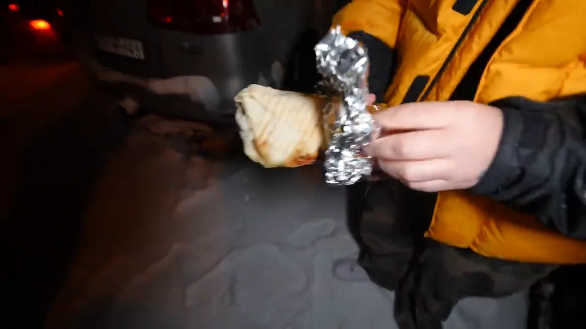Lawasz z Kebson Snack w Zakopanem rozwijany z folii na masce samochodu