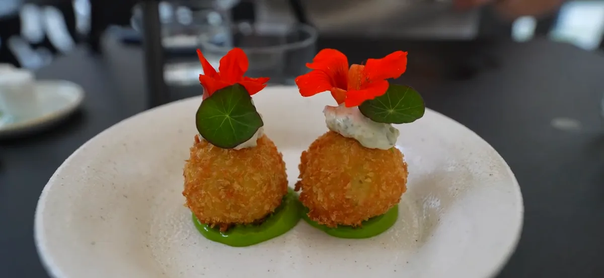 Krokiety z dorszem z restauracji Baba we Wrocławiu z kwiatami nasturcji