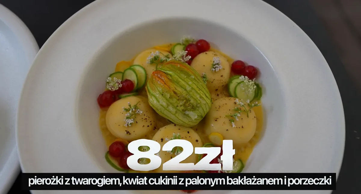 Pierożki z twarogiem za 82 zł z kwiatem cukinii i porzeczkami w restauracji Baba we Wrocławiu