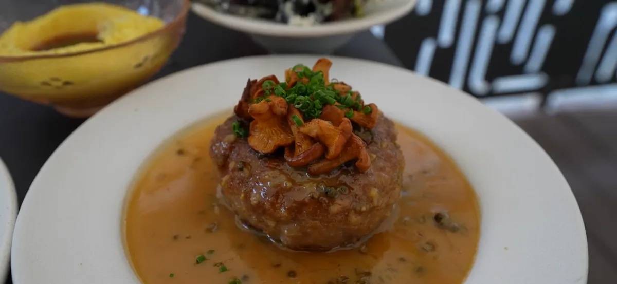 Mielony Royale z kurkami i sosem pieprzowym w restauracji Baba we Wrocławiu