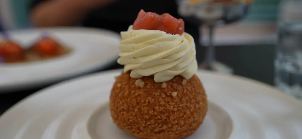 Ptyś z kremem z białej czekolady i palonego masła, deser w restauracji Baba