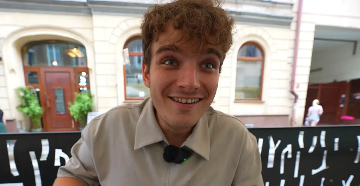 Bartek z ekipy Książula pokazuje kciuk w górę po obiedzie w Babie