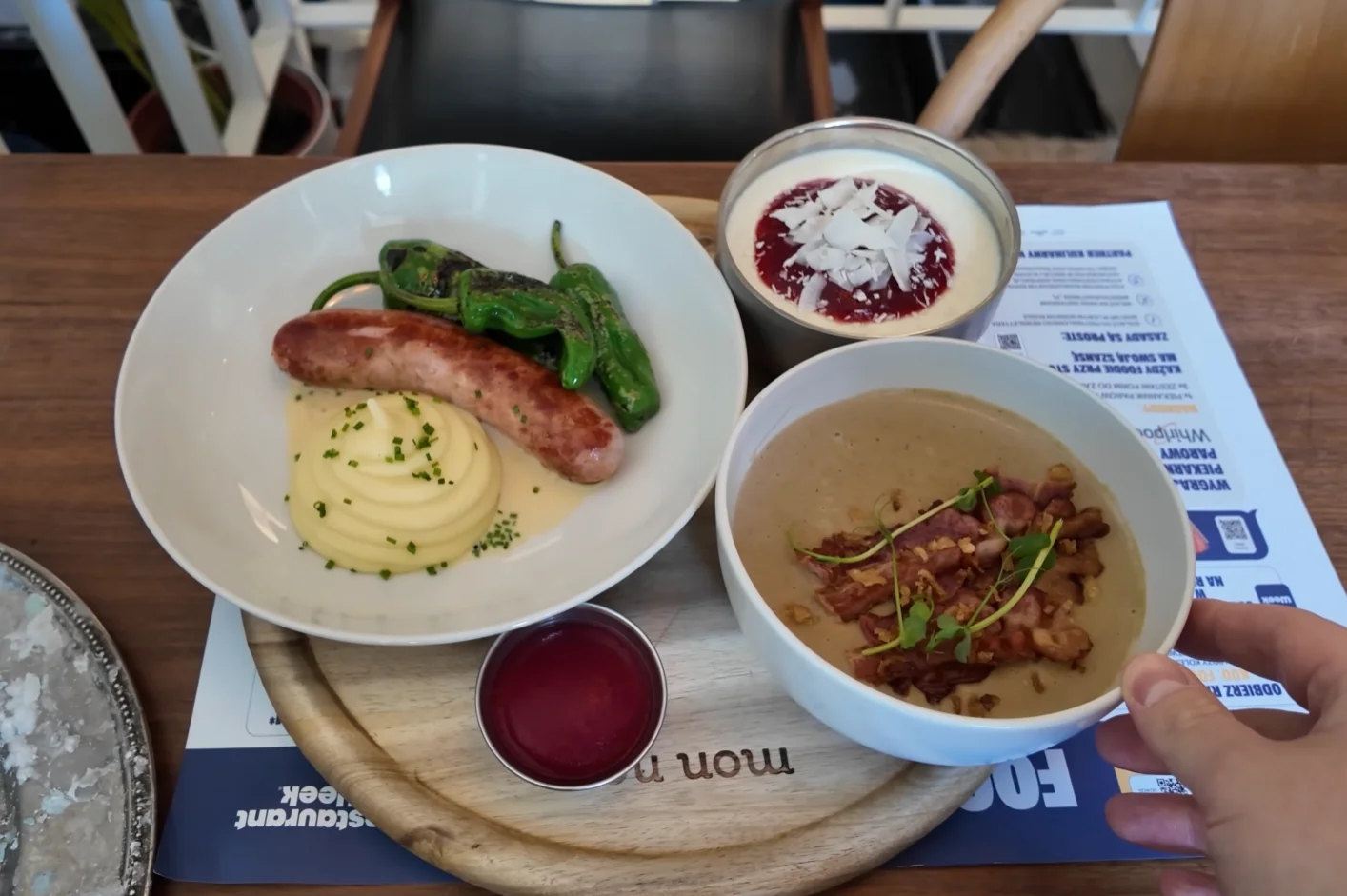 Mon Nom Bistro - menu mięsne: krem z grzybów, kiełbaska z papryczkami i purée ziemniaczanym, panna cotta
