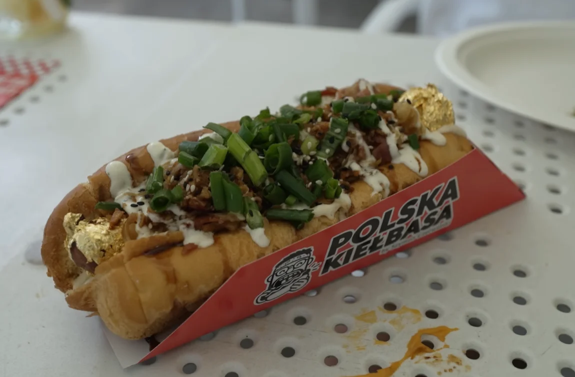 Hot dog za 100 zł posypany jadalnym złotem - test Książula nad polskim morzem
