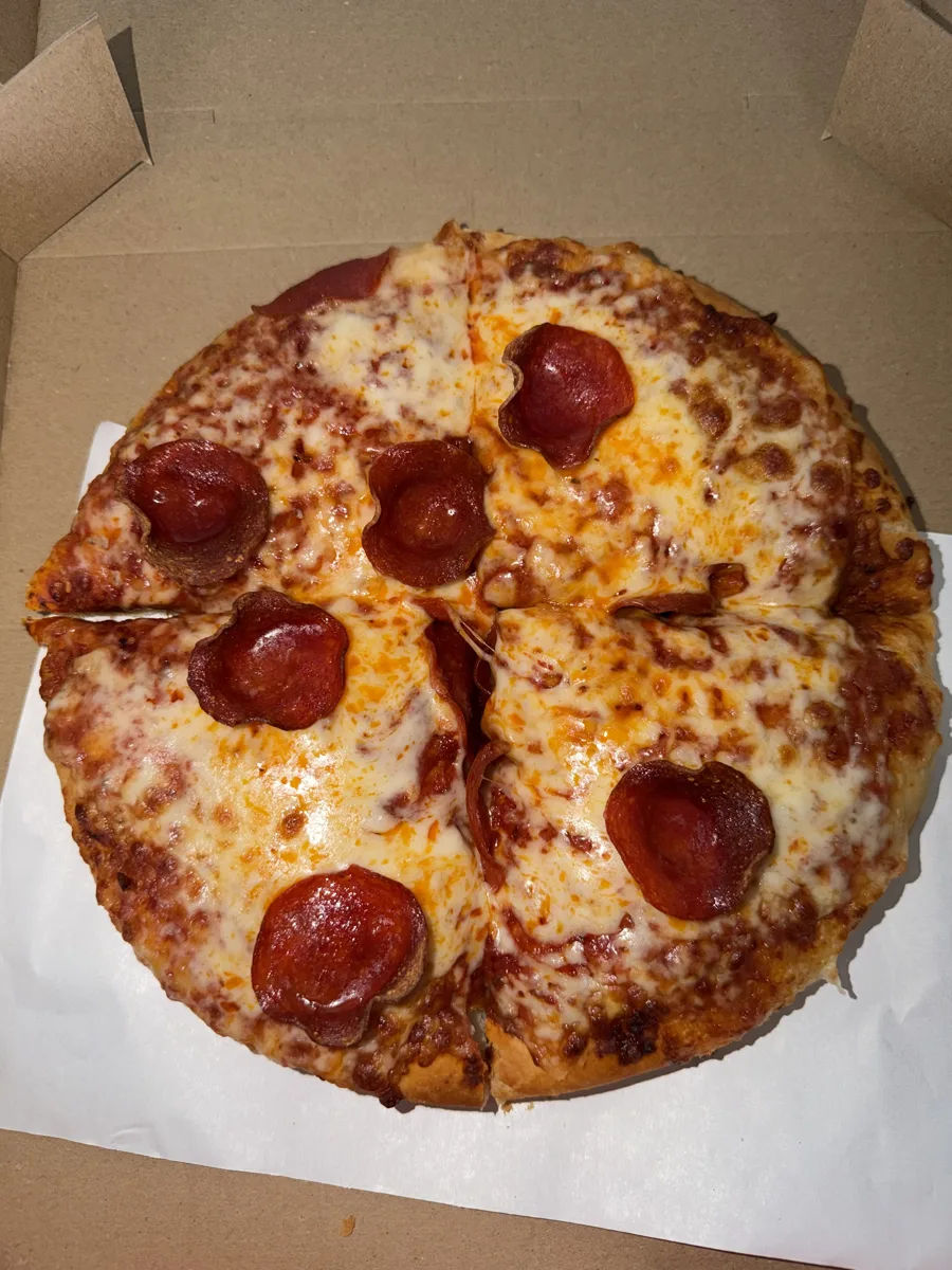 Cała pizza Fat Peppa Książula po podgrzaniu w piecu w Żabce, z widocznymi plastrami pepperoni