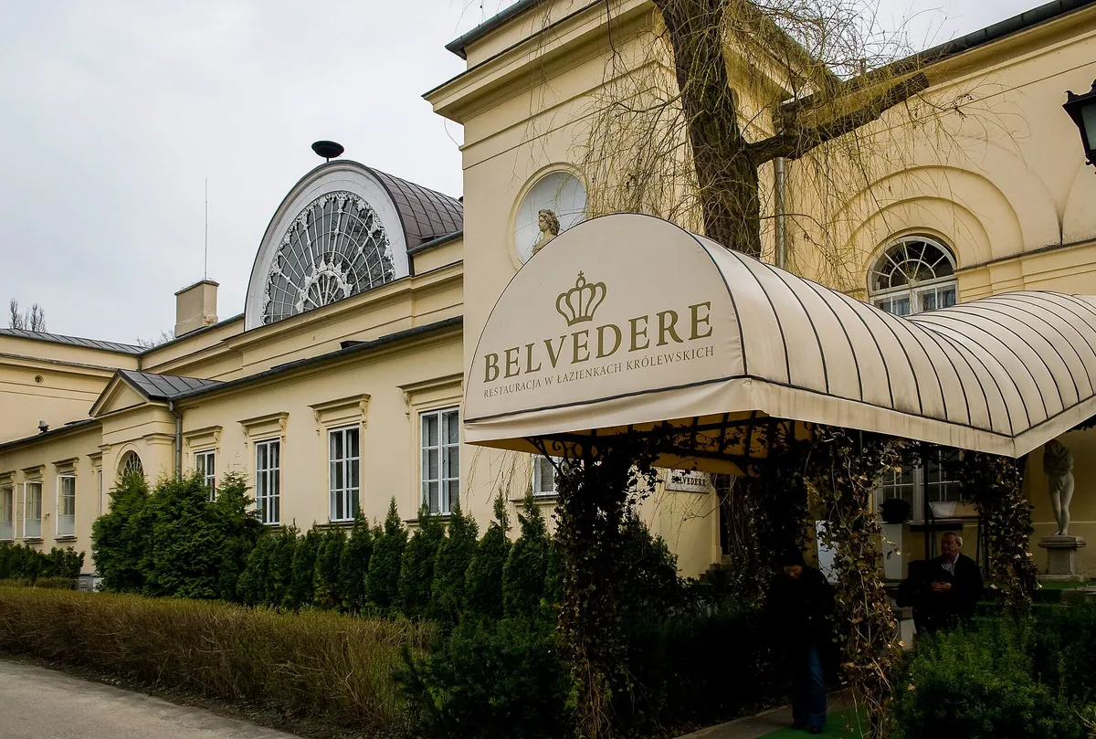 Markiza z napisem Belvedere nad wejściem do Nowej Pomarańczarni