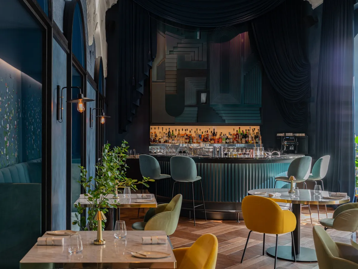Sala restauracji Epoka z barem i kolorowymi fotelami